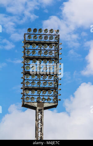 Alte Arbeitsscheinwerfer Mast Stockfoto