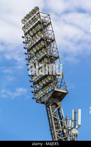 Alte Arbeitsscheinwerfer Mast Stockfoto