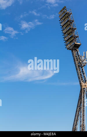 Alte Arbeitsscheinwerfer Mast Stockfoto