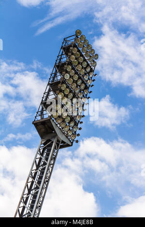 Alte Arbeitsscheinwerfer Mast Stockfoto