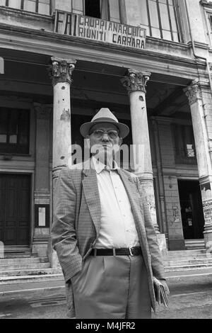 Carrara (Italien), Ugo Mazzucchelli, historische Anarchist, vor Germinal Palast, Sitz des italienischen Anarchistische Föderation (1986) Stockfoto