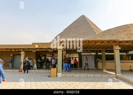 Touristen Schlange am Kiosk zu Zahlen eingeben, um die Pyramiden, Giza, Ägypten, Nordafrika zu sehen Stockfoto