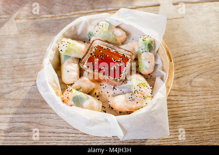 Reis rollen mit Garnelen und Sauce Stockfoto