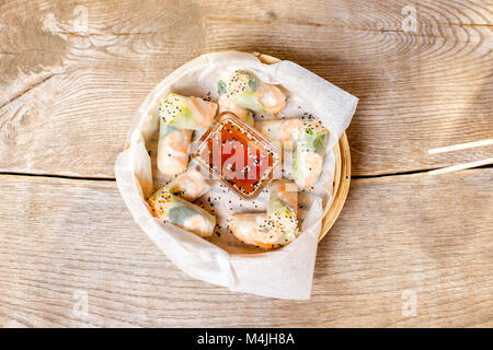 Reis rollen mit Garnelen und Sauce Stockfoto