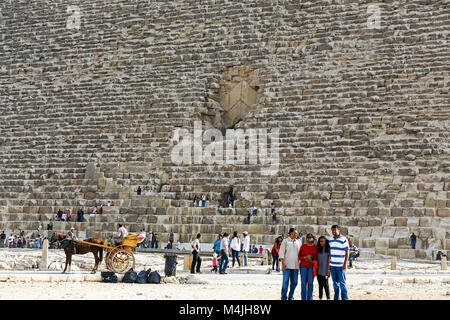 Touristen vor dem Eingang der Großen Pyramide von Gizeh oder der Pyramide des Cheops, die Pyramiden, Giza, Ägypten, Nordafrika Stockfoto