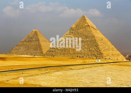 Die Große Pyramide von Gizeh oder der Pyramide des Cheops, mit der Cheopspyramide hinter, Pyramiden, Giza, Ägypten, Nordafrika Stockfoto