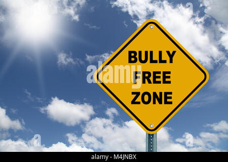 Gelbe bully free zone Schild gegen einen bewölkten Himmel Stockfoto