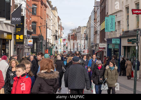 Menschen zu Fuß auf der Grafton Street, einem beliebten hochwertigen Shopping Gebiet in Dublin. Stockfoto