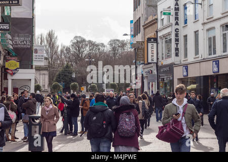 Menschen zu Fuß auf der Grafton Street, einem beliebten hochwertigen Shopping Gebiet in Dublin. Stockfoto