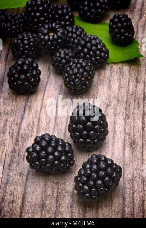 Viele Brombeeren ruht auf dem Holztisch Stockfoto