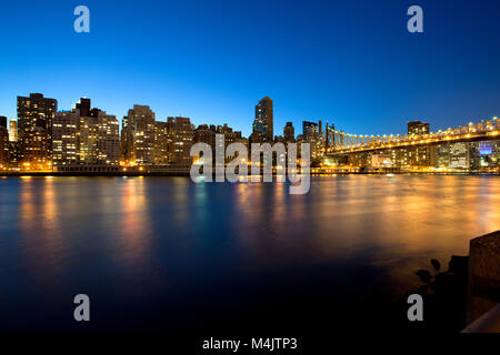 Die Queensboro Brücke über den East River und der Upper East Side, Manhattan, New York City, NY, USA Stockfoto