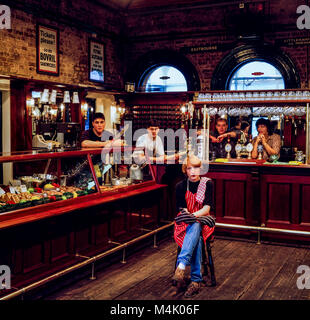 Personal für ein Foto in den Phoenix und Firkin Pub, alte Ticket Halle von Dänemark Hill Bahnhof darstellen, brannte im Jahre 1980 dann wurde renoviert und als ein öffentliches Haus, 1987 fotografiert geöffnet Stockfoto