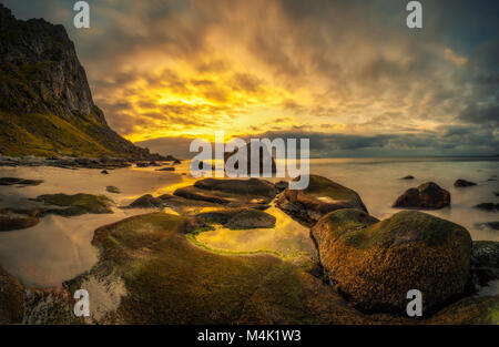 Uttakleiv Strand bei Sonnenuntergang in Norwegen Stockfoto