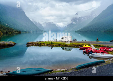 Familienurlaub reisen RV, Urlaub im Reisemobil, Caravan Auto Urlaub. Schöne Natur Norwegen natürliche Landschaft. Stockfoto