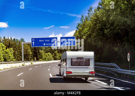 VR-Caravan Auto fährt auf der Autobahn. Urlaub und Reisen. Stockfoto