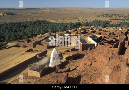 Algerien. Timimoun. Western Sand Meer. Grand Erg Occidental. Sahara. Oasis. Vor 'Marabout", ein weißes Grab eines Heiligen islamischen Mann. Stockfoto