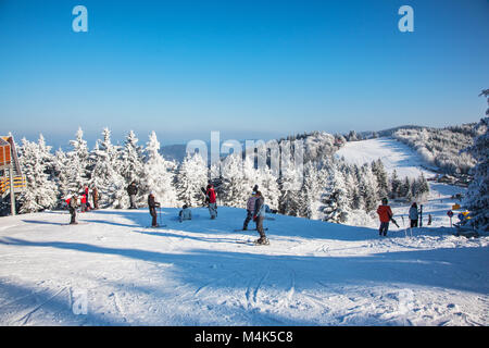 Skifahrer in hellen Jacken sind die Vorbereitung zum Skifahren Stockfoto