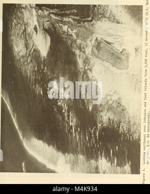 Das 1975 veröffentlichte Atoll Research Bulletin dokumentiert wissenschaftliche Forschung über Atolle und Korallenriffe. Es umfasst Studien zur Meeresbiologie, zu Umweltbedingungen und zur ökologischen Bedeutung dieser Ökosysteme. Stockfoto