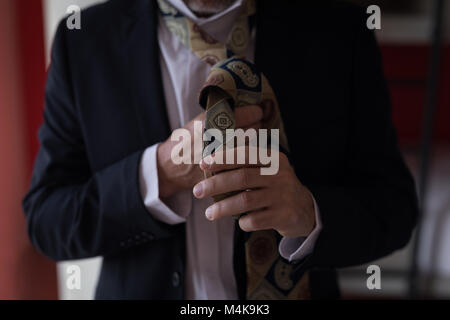 Geschäftsmann, seine Krawatte zu binden Stockfoto