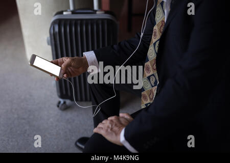 Geschäftsmann mit einem Smartphone Stockfoto