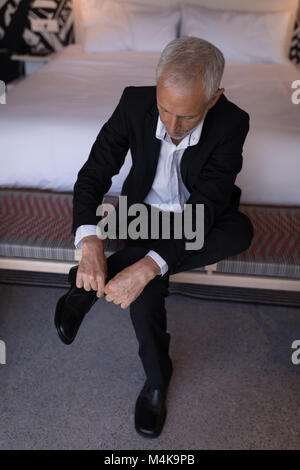 Geschäftsmann band seine Schnürsenkel Stockfoto