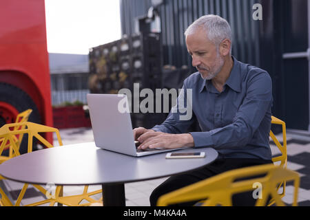 Geschäftsmann mit laptop Stockfoto