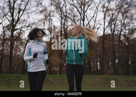 Zwei weibliche Freunde Jogging im Park Stockfoto