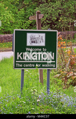 Schild auf Offa's Dyke langen Fußweg sagen Willkommen bei Kington in Powys Mid Wales, dem Zentrum für Fuß Stockfoto