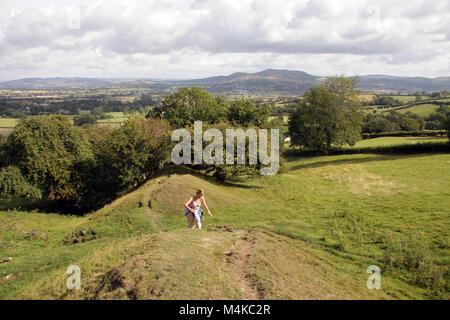 Frau zu Fuß die 177 Meilen lange Offa's Dyke langen Fußweg zwischen Chepstow und hier in der Nähe von Prestatyn Brompton Cross Roads in Shropshire gesehen Stockfoto