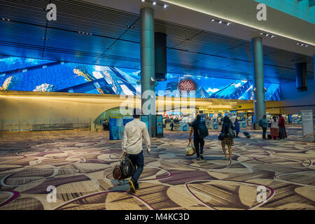 Singapur, Singapur - Januar 30, 2018: Unbekannter Reisenden zu Fuß in einer Halle innerhalb von Singapur International Airport, in Singapur. Der Flughafen Griffe 37 Millionen Passagiere pro Jahr Stockfoto