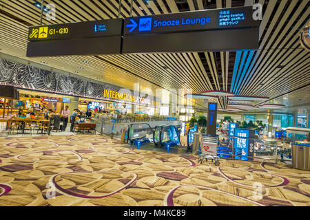 Singapur, Singapur - Januar 30, 2018: unbekannte Menschen zu Fuß in einem foodhall Gegend mit vielen Geschäften in Singapur Changi International Airport Stockfoto