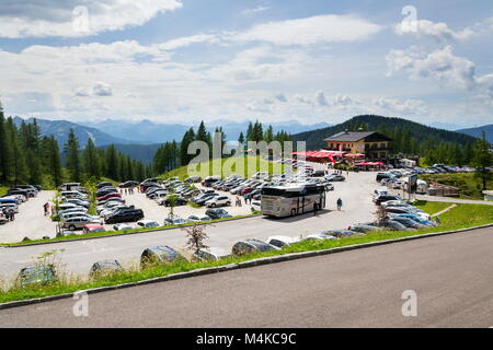 RAMSAU AM DACHSTEIN, Österreich - 17. AUGUST 2017: Parkplatz bei Alpen Berge unter Dachstein Hunerkogel Seilbahn Talstation auf Au Stockfoto