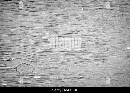 Nahaufnahme einer geknackt, verwitterte und lackiertem Sperrholz Textur Hintergrund in Schwarz und Weiß mit Vignettierung. Stockfoto