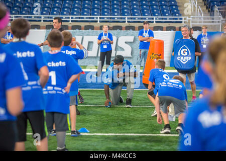 Detroit, Michigan - Detroit Lions linebacker Tahir Whitehead führt Studenten durch Fußballübungen während einer körperlichen Aktivität und Ernährung Programm an Stockfoto