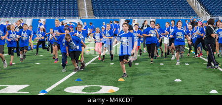 Detroit, Michigan - Schüler beteiligen sich in einer körperlichen Aktivität und Ernährung Programm im Ford Field. Das Programm, das Spielen von bis zu 60, ist gesponsert von Stockfoto