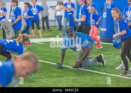 Detroit, Michigan - Detroit Lions linebacker Tahir Whitehead führt Studenten durch Fußballübungen während einer körperlichen Aktivität und Ernährung Programm an Stockfoto