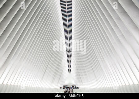 NEW YORK CITY - 10 Juni 2017: Innenansicht des Oculus in Downtown Manhattan. Stockfoto