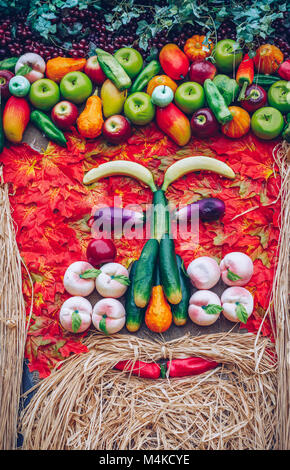 Gemüse portrait. Frisches Bio-Gemüse auf Holztisch mit Blätter im Herbst. Gesunde vegetarische Kost Stockfoto