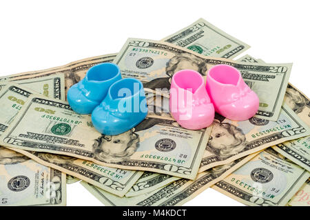 Eine horizontale Schuß von ein paar Blaue und Rosa Kunststoff Baby Booties sitzt auf einem Stapel von 20 Dollar Scheine. Stockfoto