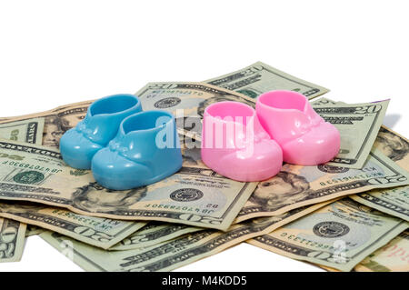 Horizontale Schuß von ein paar blaue und rosa Kunststoff baby Booties sitzt auf einem Stapel von 20 Dollar Scheine auf einem weißen Hintergrund. Stockfoto