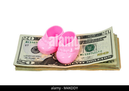 Horizontale Schuß von ein paar rosa Kunststoff baby Booties sitzt auf einem Stapel von 20 Dollar Scheine auf einem weißen Hintergrund. Stockfoto