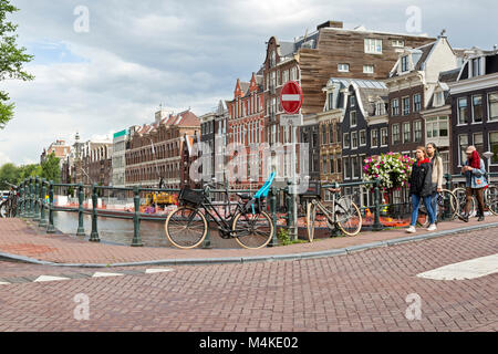 Unglückliche Mädchen zu Fuß um die Ecke von Canal in Amsterdam. Ein Mädchen Simsen. Stockfoto