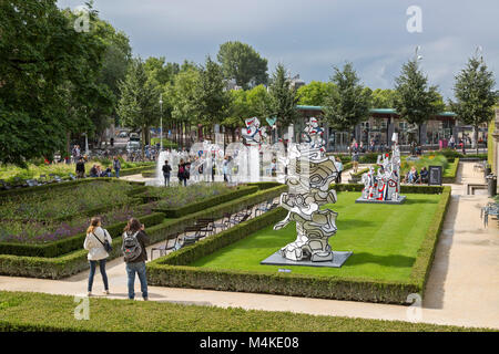 Junge Touristen fotografieren und Spaß an der Outdoor Display von Jean du Buffet Skulpturen im Rijksmuseum in Amsterdam, Niederlande. Stockfoto