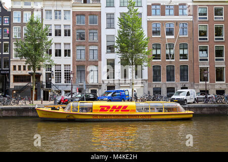 DHL Lieferung Service mit dem Boot entlang des Kanals in Amsterdam. Niederlande. Stockfoto