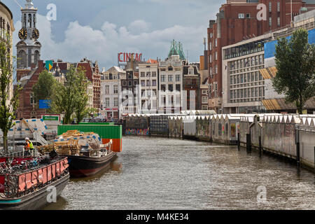 Blick auf den Kanal von einzigartigen Floating Flower Geschäften auf der einen Seite und dem Fahrrad Parkplatz und Bau Müllcontainer auf der anderen, Blick auf die Stadt darüber hinaus. Stockfoto