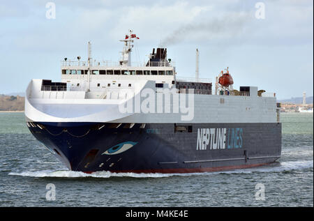 Ein Neptun Linien auto Spediteur oder Transporter Schiff Verlassen oder Betreten der Hafen von Southampton Docks. Ein modernes und schnelles Auto transporter Schiff. Stockfoto