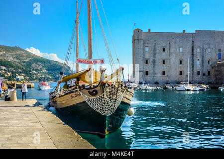 Eine Tour boot ähnlich wie ein Piratenschiff Docks im Hafen von Dubrovnik, Kroatien an der Dalmatinischen Küste der Adria als Touristen genießen Sie einen sonnigen Tag Stockfoto