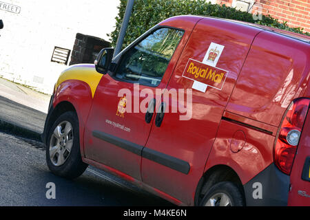 Ein Royal Mail oder Post Lieferwagen mit der Royal Mail Logo auf der Seite ablegen und Sammeln der Post für die Post. Briefe und Pakete. Stockfoto