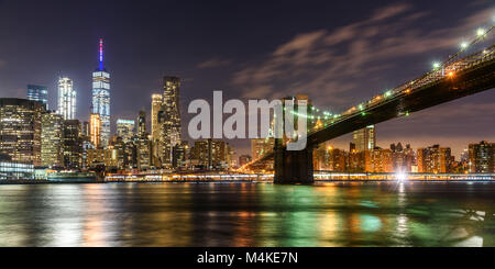 Blick auf Lower Manhattan und Brooklyn Bridge, aus Brooklyn. Stockfoto