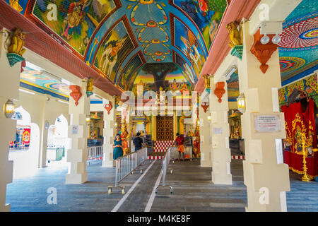 Singapur, Singapur - Januar 30. 2018: Nicht identifizierte Personen innerhalb eines Gebäudes Sri Mariamman Hindu Tempel in Singapur zu Fuß Stockfoto